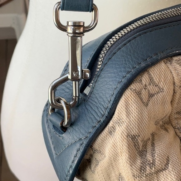 Louis Vuitton Cream and Blue Crossbody Bag with Signature Monogram - Picture 3 of 16
